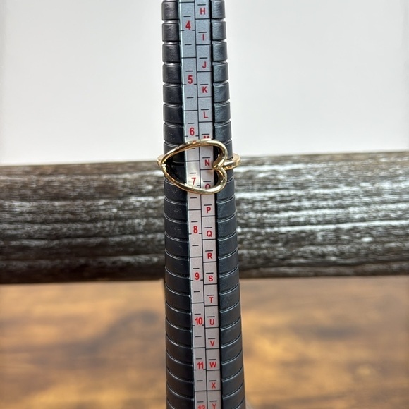 Elegant Gold Heart Ring - Picture 7 of 7